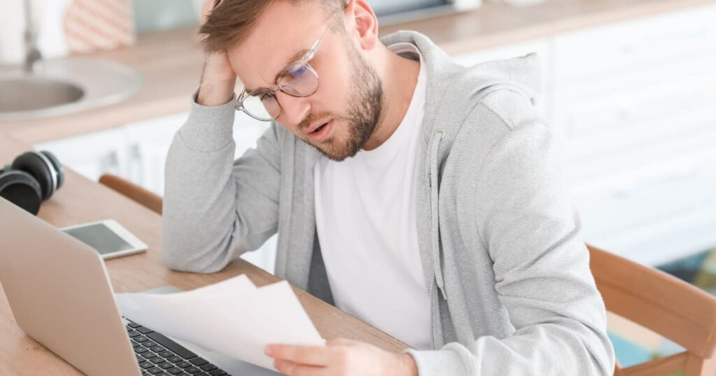 報酬金額を決めないまま仕事をしてトラブルに悩むフリーランス