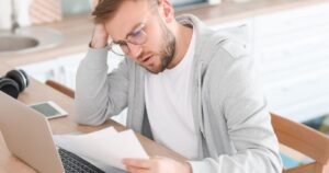 報酬金額を決めないまま仕事をしてトラブルに悩むフリーランス