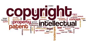 イラストや動画、デザインの著作権契約について、契約書を確認するクリエイターと依頼者をイメージした写真