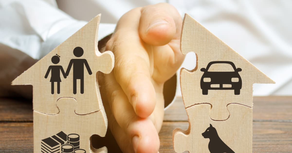離婚時の財産分与をイメージした画像。住宅や自動車、預貯金など夫婦の共有財産を公平に分ける様子を表現している。